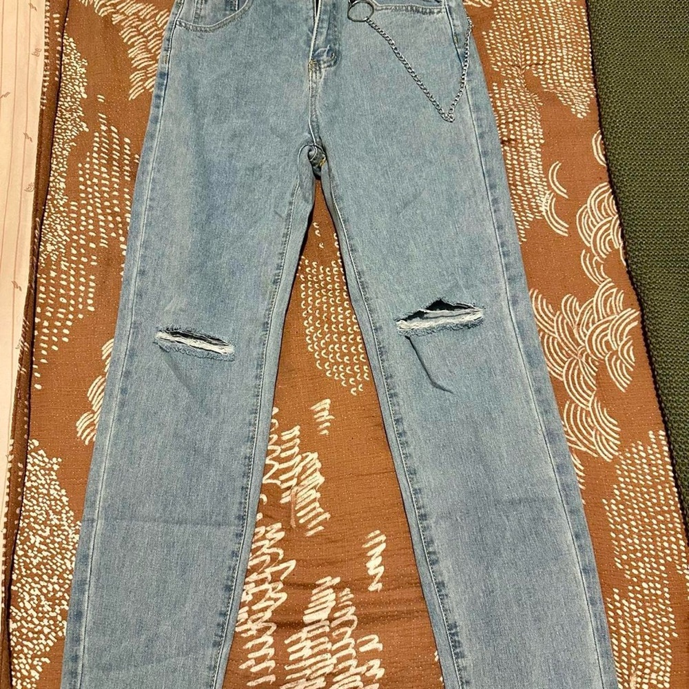 Skinny leg high waisted ripped jeans with silver chain